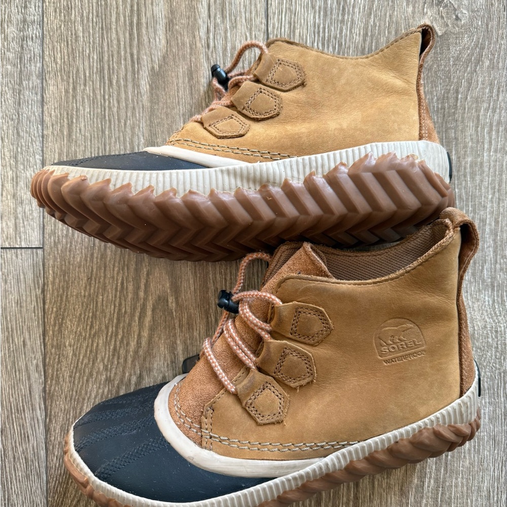 Sorel Unisex Out N About III Classic Strap Waterproof Boot Size Big Kids Youth 4
